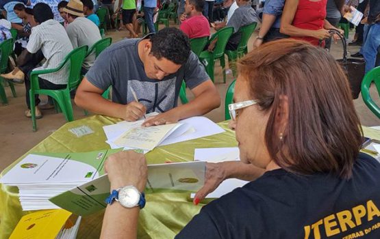 Várias famílias são beneficiadas com regularização de terras em Eldorado do Carajás Várias famílias são beneficiadas com regularização de terras em Eldorado do Carajás