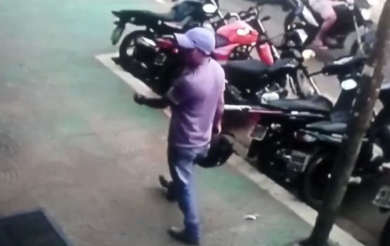 Mulher oferta recompensa para quem souber paradeiro de moto roubada Mulher oferta recompensa para quem souber paradeiro de moto roubada