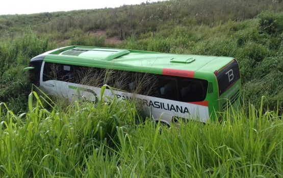 Ônibus que seguia para Parauapebas sai de estrada e cai em mata Ônibus que seguia para Parauapebas sai de estrada e cai em mata