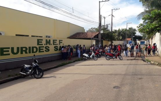 Após assaltos, pais fazem manifestação na porta de escola municipal Após assaltos, pais fazem manifestação na porta de escola municipal