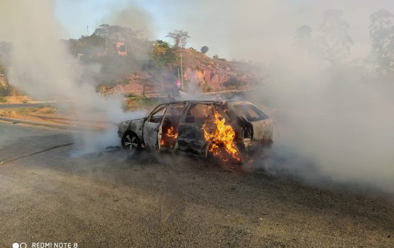 Em Parauapebas, veículo abandonado pode ter sido alvo de incêndio criminoso Em Parauapebas, veículo abandonado pode ter sido alvo de incêndio criminoso
