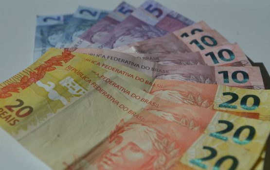 Trabalhadores nascidos em dezembro recebem hoje crédito do FGTS Trabalhadores nascidos em dezembro recebem hoje crédito do FGTS