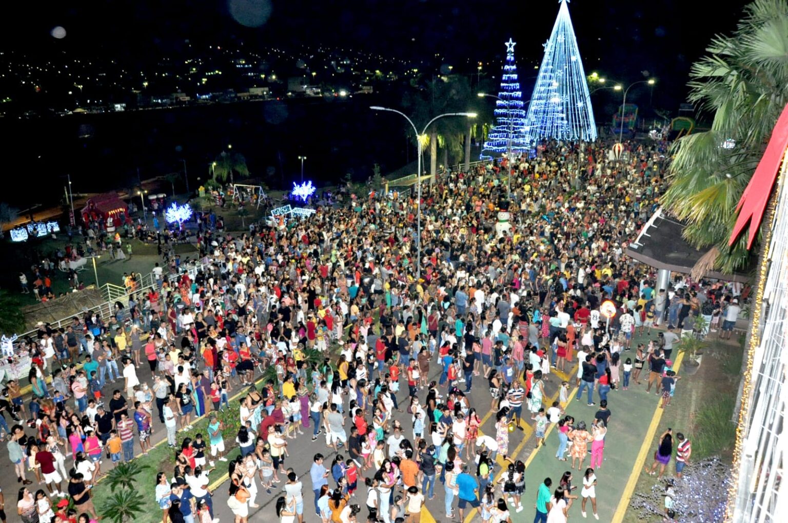 Programação especial de Natal atrai multidão na Prefeitura de